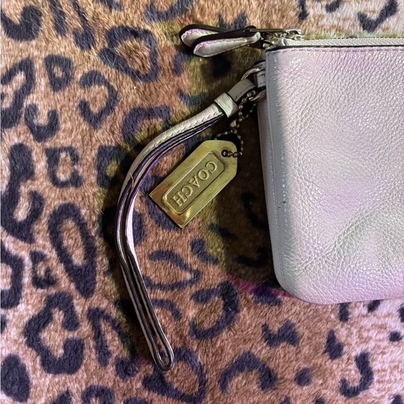 Authentic cream colored coach wallet/wristlet - Picture 2 of 10